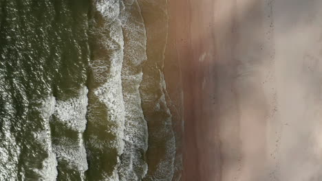 Ojo-De-Pájaro-Aéreo-Vista-De-Arriba-Hacia-Abajo-De-Las-Olas-Rodando-En-La-Costa.-Playa-De-Arena-De-Lavado-De-Agua-De-Mar.-Orilla-Del-Mar-Del-Norte.-Dinamarca