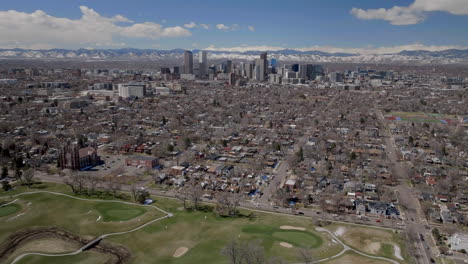 Ciudad-Parque-Denver-Colorado-Estados-Unidos-Centro-Rascacielos-Paisaje-Lavado-Parque-Ferril-Lago-Aéreo-Zumbido-Campo-De-Golf-Monte-Evans-Cielo-Azul-Mañana-Soleado-Nubes-Vecindario-Carros-Tráfico-Montañas-Rocosas-Adelante