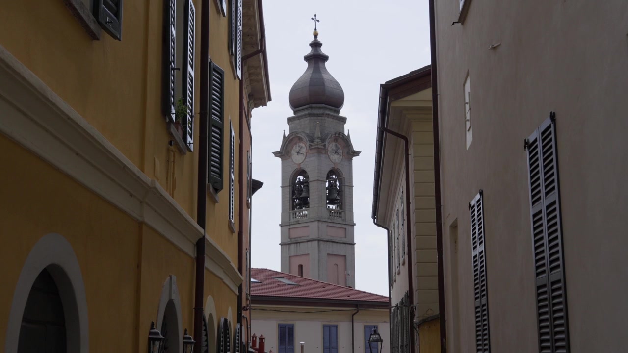 Byen Menaggio ved Comosøen i Italien, klokketårnet på Santo Stefano Kirken