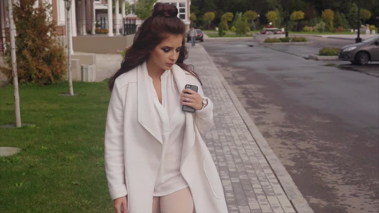 mujer caminando con una bata blanca