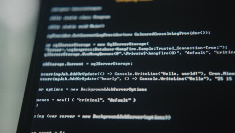 código de computadora en una pantalla oscura