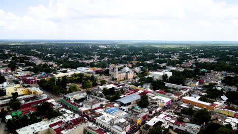 Vista-Frontal-Aérea-De-Valladolid,-Yucatán,-México