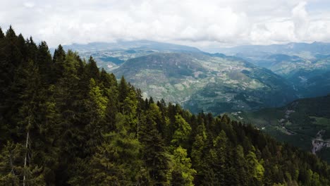 Drone-shot-of-tree-filled-mountains-in-Italy's-Colle-region