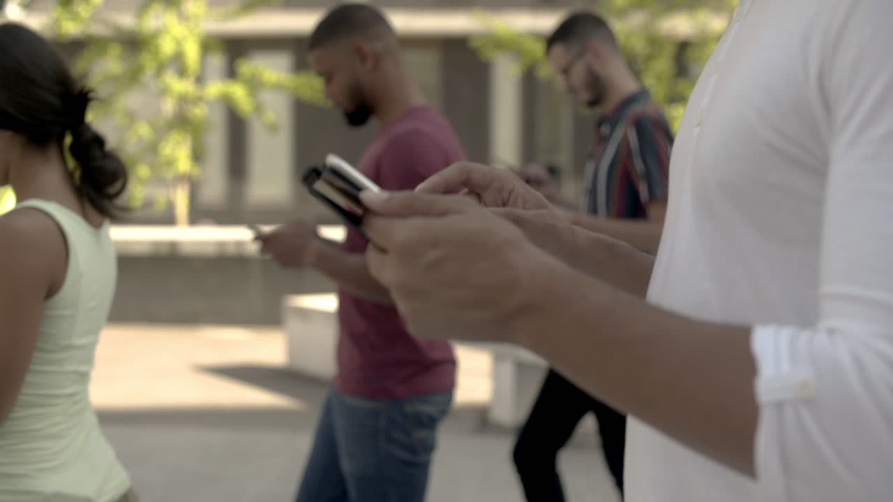 una foto de cerca de las manos masculinas usando la tableta.