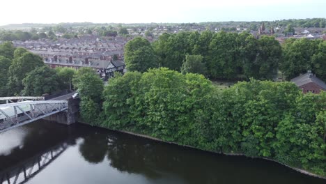 Vista-Aérea-Manchester-Barco-Canal-Puente-Colgante-árboles-Warrington-Inglaterra-Revelando-Casas-De-Campo