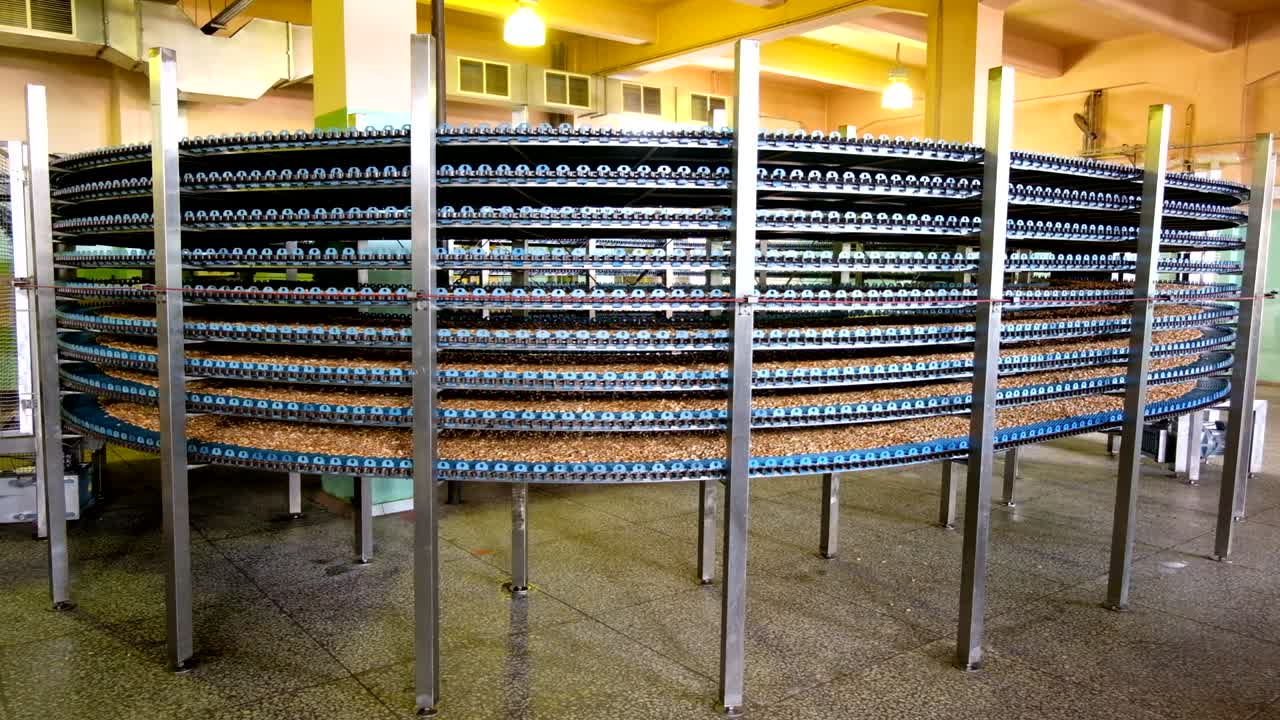 máquina de transporte redonda automatizada en la fábrica de alimentos para panadería, la línea de producción de galletas y pasteles