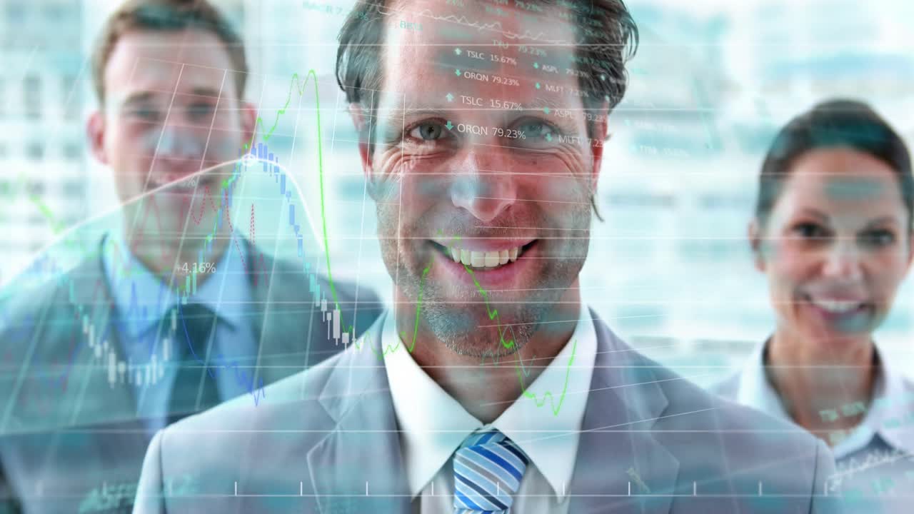 animación del procesamiento de datos financieros sobre diversas personas de negocios