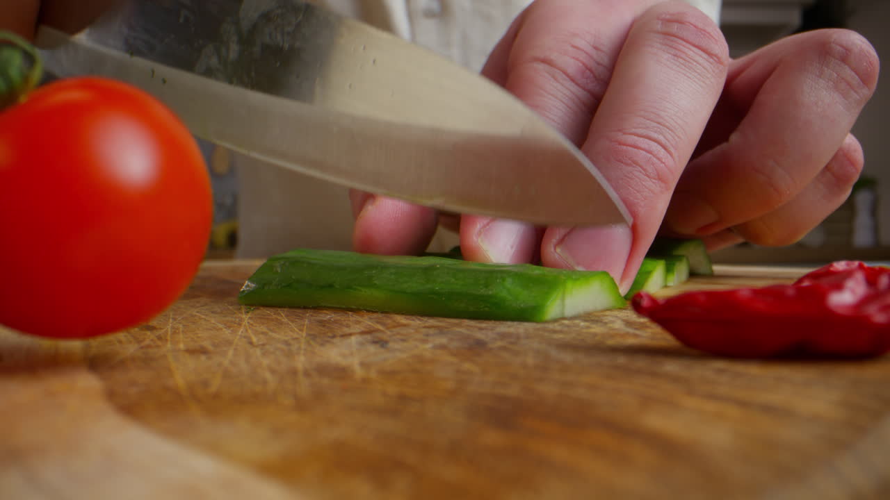 шеф-повар готовит овощи