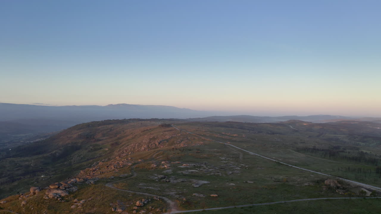 hermoso camino de montaña disparado al amanecer por un dron en el norte de portugal