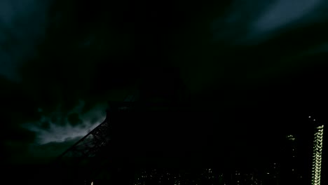 parís cielo oscuro nublado en la noche