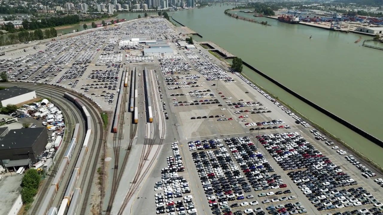 Auto parcheggiate nel piazzale dei veicoli di un servizio di logistica ad Annacis Island, BC, Canada. - Ripresa aerea