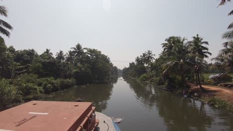 Embarcación-India-Tradicional-Que-Viaja-A-Lo-Largo-Del-Canal-De-Agua-De-La-Selva,-Alleppey-O-Alappuzha,-Punto-De-Vista