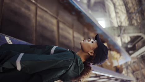 una joven afroamericana revisa una cinta transportadora en una planta de reciclaje. control de la contaminación