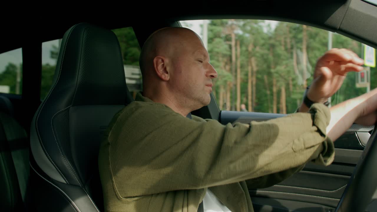 차를 운전하는 남자