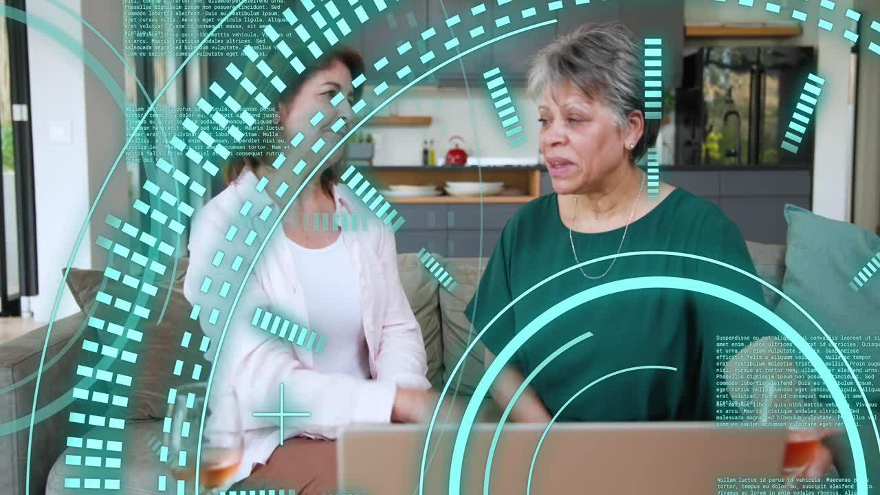 Donna a sinistra che sorseggia un rosé mentre usa il laptop, donne che studiano tecnologia mentre un HUD color ottanio traccia i gesti