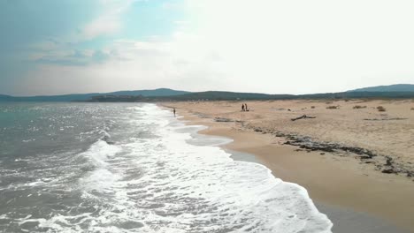 Imágenes-Aéreas---Disparos-De-Drones-Paralelos-A-La-Orilla-Del-Mar,-Volando-Sobre-Las-Olas-Y-La-Arena---Sozopol,-Bulgaria