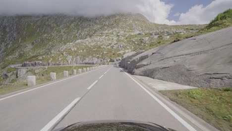 Conduciendo-Por-El-Paso-De-Grimsel-En-Suiza