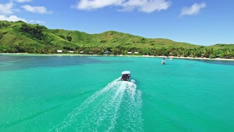 Barco-Que-Llega-Sobre-El-Arrecife-De-Coral-A-La-Isla-Tropical,-Nacula,-Yasawa,-Fiji