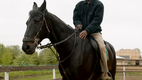 hombre montando un caballo