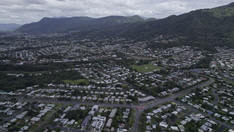 Paisaje-Escénico-De-La-Ciudad-De-Cairns-En-El-Extremo-Norte-De-Queensland,-Australia---Toma-Aérea-De-Drones