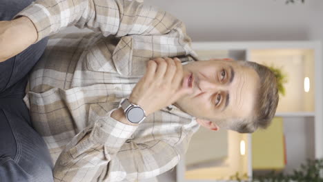 video vertical de un hombre solitario y triste.