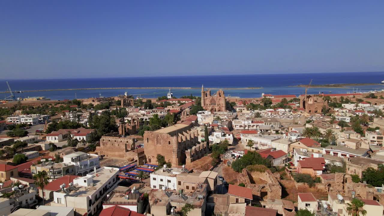 aerial 4k famagusta ciudad amurallada, ciudad antigua y paisajes de varosha en el norte de chipre