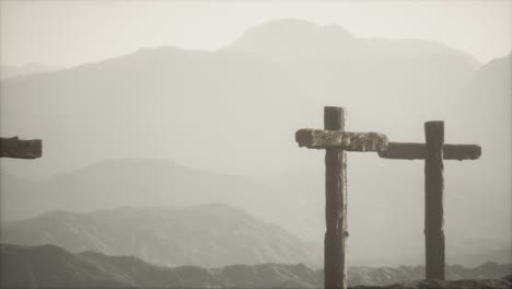 Hölzernes-Kruzifixkreuz-Am-Berg