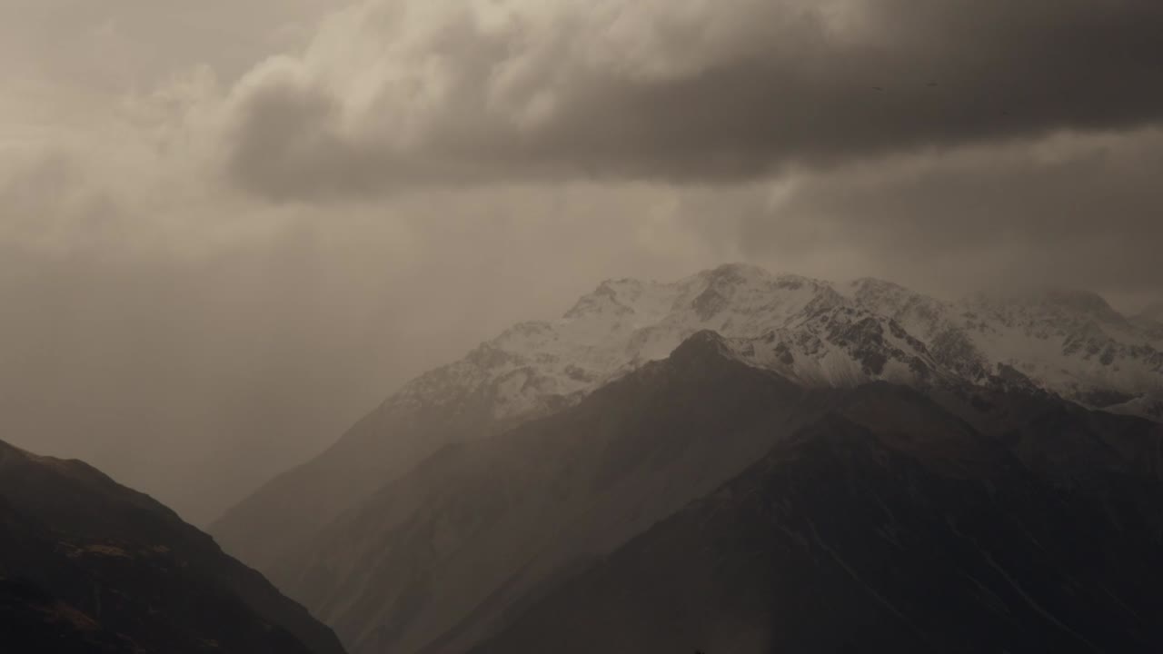 비가 오는 동안 산이 있는 뉴질랜드 가을 시즌 풍경, 산에서 빠르게 움직이는 구름