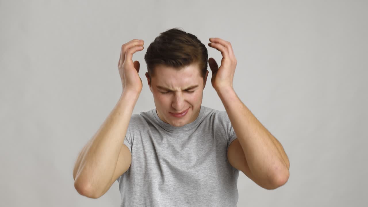 좌절이나 스트레스를 경험하는 남자