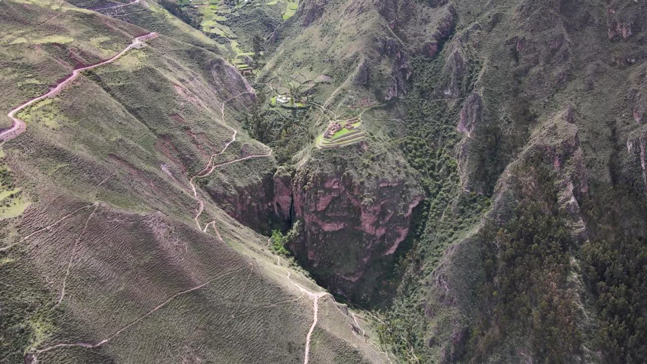 Perolniyoc Waterfall Hiking Spot And Raqaypata Ruins, Urubamba Sacred Valley in Cusco, Perú