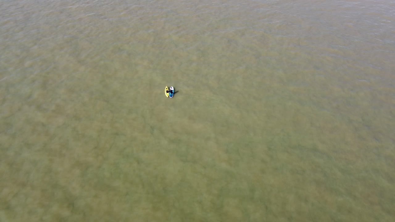 북해를 떠다니는 두 패들 보더의 공중 전망