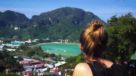 Blick-Hinter-Weibliche-Touristen-Mit-Blick-Auf-Die-Bucht-Von-Phi-Phi-Vom-Aussichtspunkt-Des-Gipfels-In-Vietnam