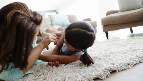 madre e hija jugando en la sala de estar