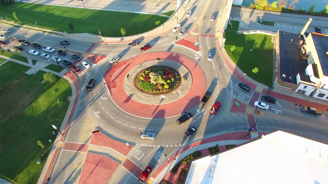 rotación aérea escénica de la rotonda, tráfico en círculo