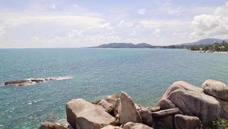 Wunderschöne-4k-drohnenaufnahmen-Des-Strandes-Und-Einzigartiger-Felsmerkmale-Am-Hin-Ta-Hin-Yai-Beach-Auf-Koh-Samui-In-Thailand