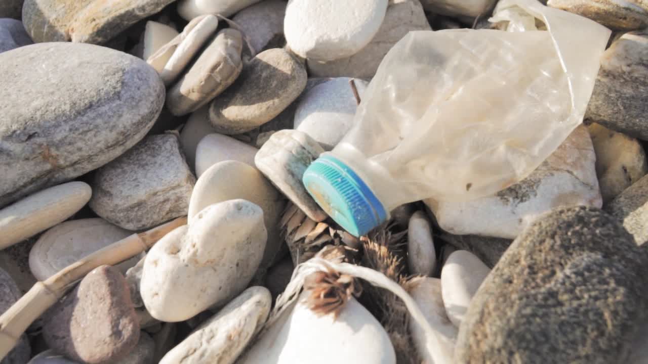 해변 에 있는 플라스틱 병 쓰레기