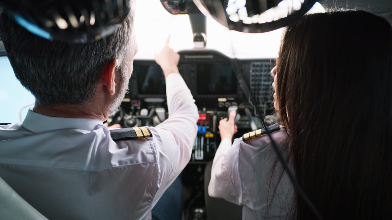 Dua Pilot Mengoperasikan Kontrol di Kokpit Pesawat