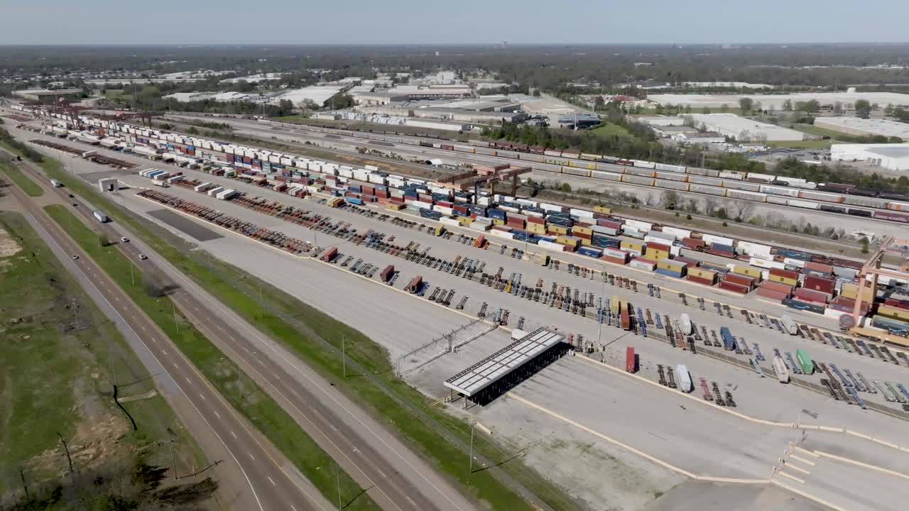 el astillero bnsf en memphis, tennessee con un video de drones de tiro ancho tirando hacia atrás