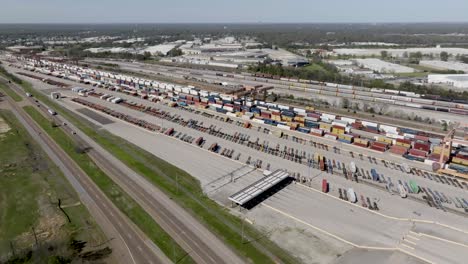 Bnsf-Shipping-Yard-En-Memphis,-Tennessee-Con-Un-Video-De-Un-Dron-Tirando-Hacia-Atrás