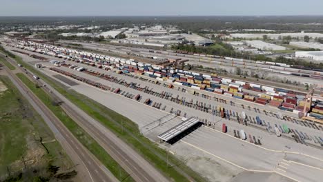 el astillero bnsf en memphis, tennessee con un video de drones de tiro ancho tirando hacia atrás