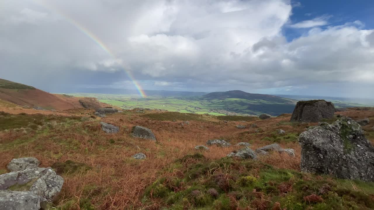vista de la montaña de las tierras altas de un arco iris con nubes de tormenta montañas comeragh waterford en un día de invierno