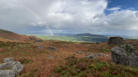 Hochlandbergblick-Auf-Einen-Regenbogen-Mit-Gewitterwolken-Comeragh-Mountains-Waterford-An-Einem-Wintertag