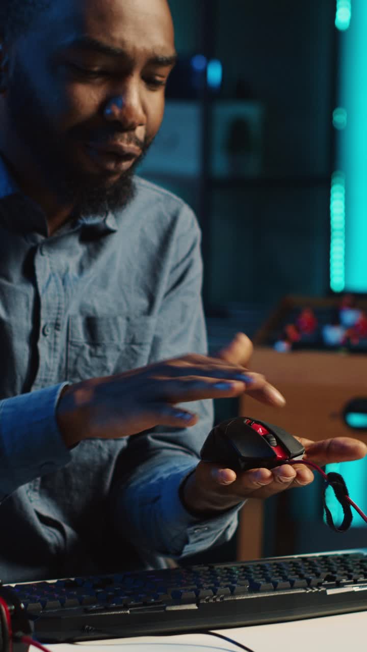 Online stjerne anmelder gamingudstyr i en vertikal video