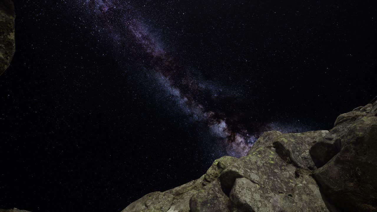 4k astrofotografía rastros de estrellas sobre las paredes del cañón de piedra arenisca.