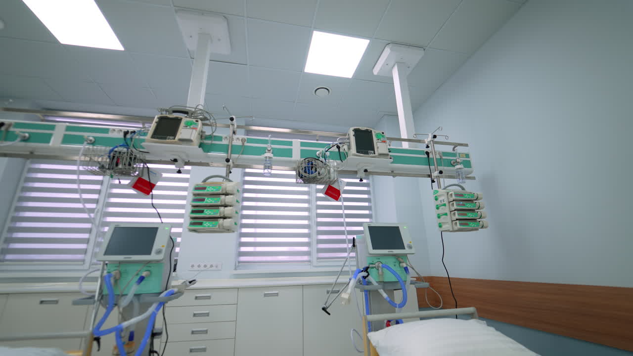 Kiev, Ucrânia, 3 de agosto de 2025: Close-up de monitores médicos e bombas de infusão na UTI. Visão detalhada de console médico ao lado do leito com telas digitais, bombas de seringa e equipamentos de monitoramento clínico