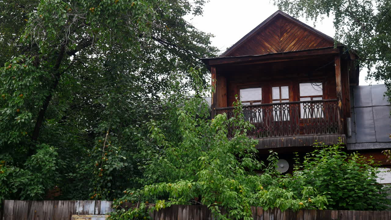 정원에서 발코니가 있는 시골 목조 집