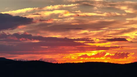 la espectacular puesta de sol de la hora dorada ilumina el cielo sobre el lago