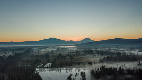 Luft-Hyperlapse-Eines-Epischen-Sonnenaufgangs-Mit-Nebel-In-Xochimilco