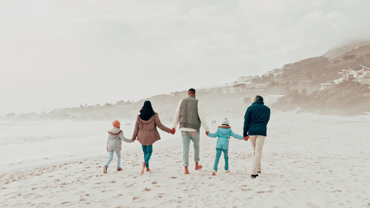 해변, 산책 및 가족의 뒤에 손을 잡고