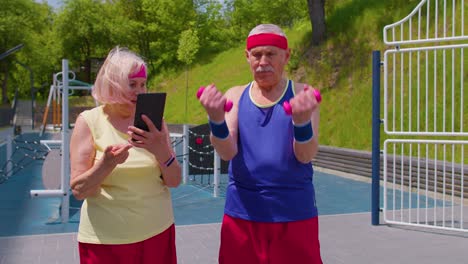 anciana abuela entrenadora enseñando al abuelo con deportes levantamiento de pesas ejercicios cardio